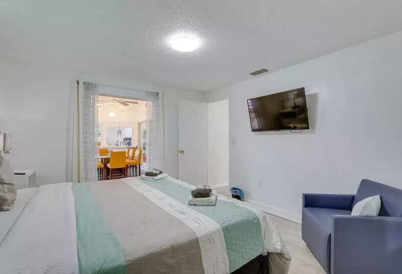 Englewood Home W/ Shared Pool & Screened Lanai!