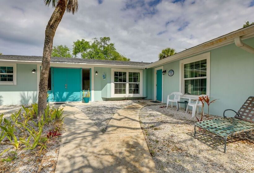 Englewood Home W/ Shared Pool & Screened Lanai!