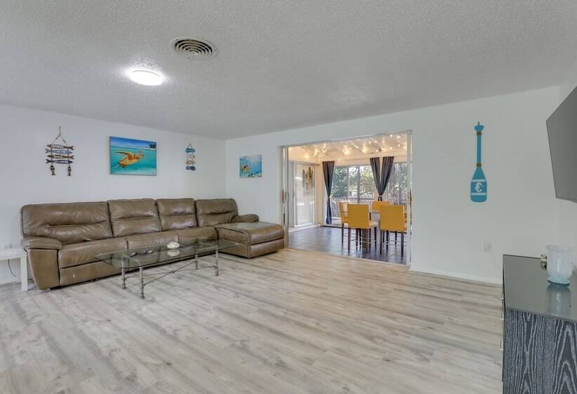 Englewood Home W/ Shared Pool & Screened Lanai!