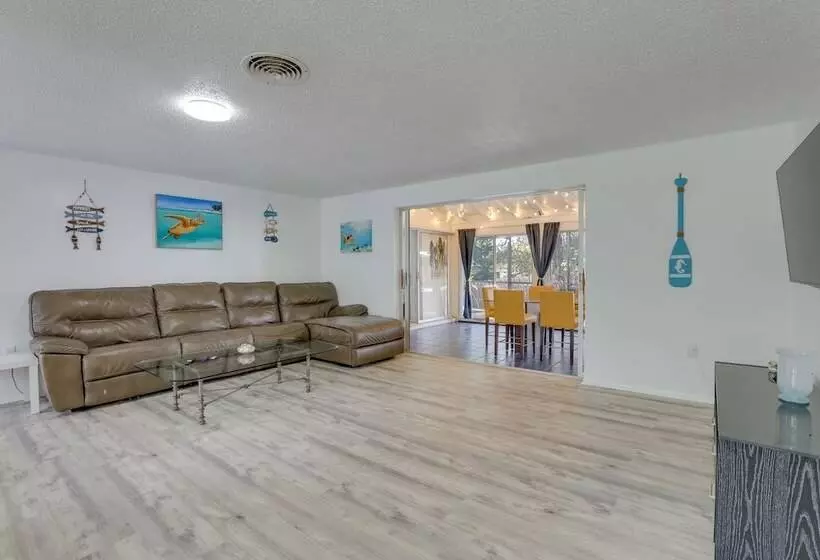 Englewood Home W/ Shared Pool & Screened Lanai!