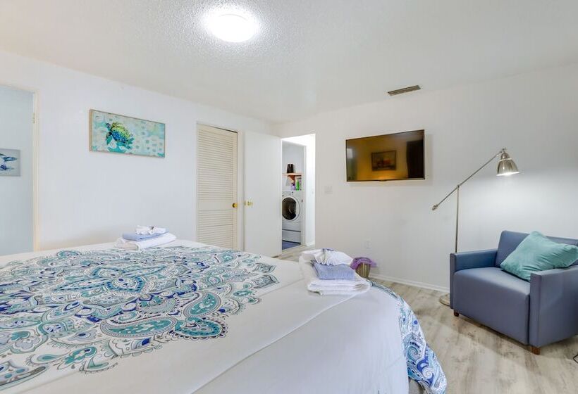 Englewood Home W/ Shared Pool & Screened Lanai!