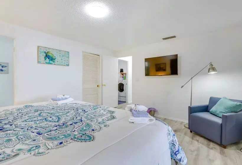 Englewood Home W/ Shared Pool & Screened Lanai!