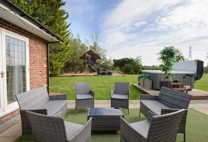 Hotelli Deluxe 1 Bed Versace Hottub Skytv