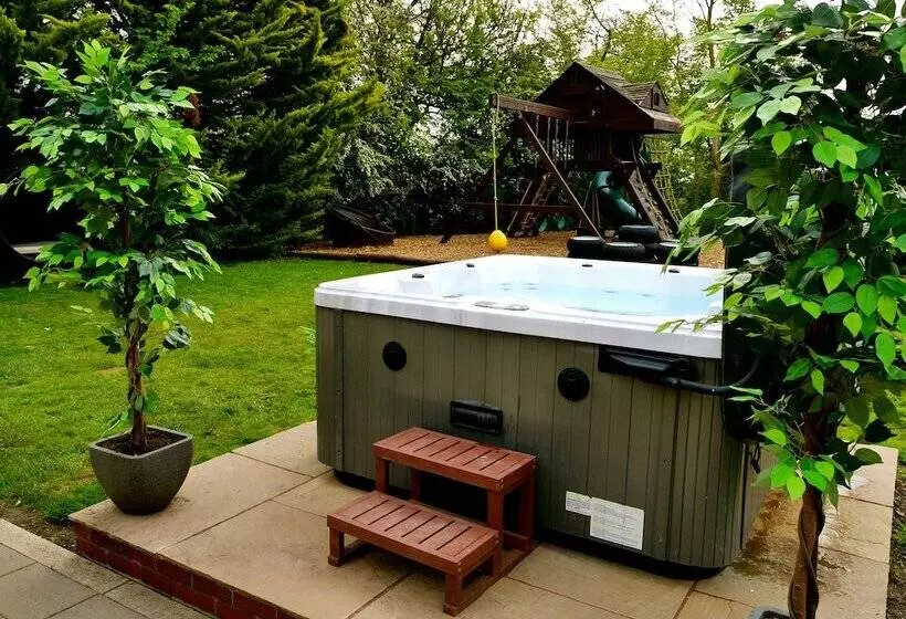 Hotelli Deluxe 1 Bed Versace Hottub Skytv