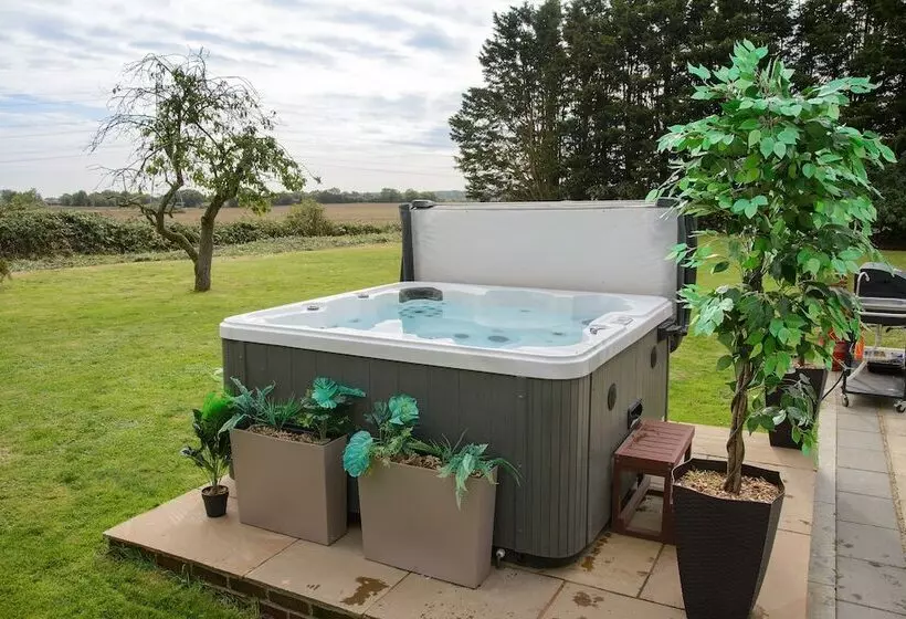 Hotelli Deluxe 1 Bed Versace Hottub Skytv