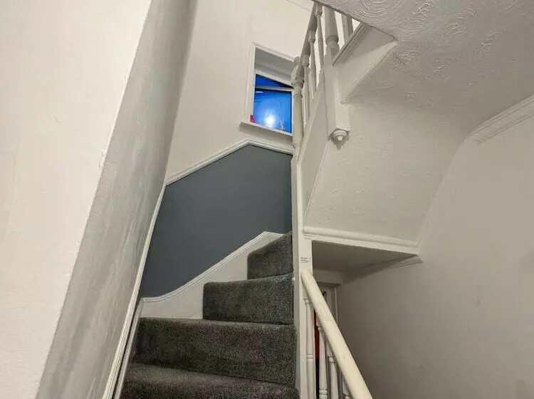 اقامتگاه 3 Bed House In Portsmouth