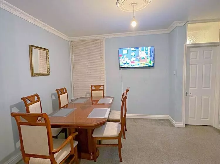 اقامتگاه 3 Bed House In Portsmouth