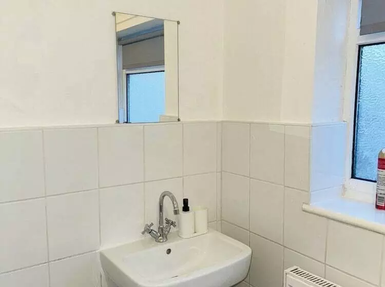 اقامتگاه 3 Bed House In Portsmouth