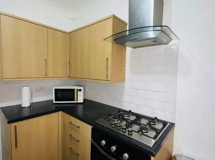 اقامتگاه 3 Bed House In Portsmouth