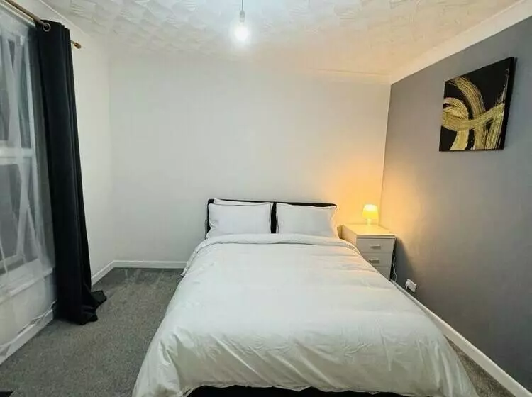 اقامتگاه 3 Bed House In Portsmouth