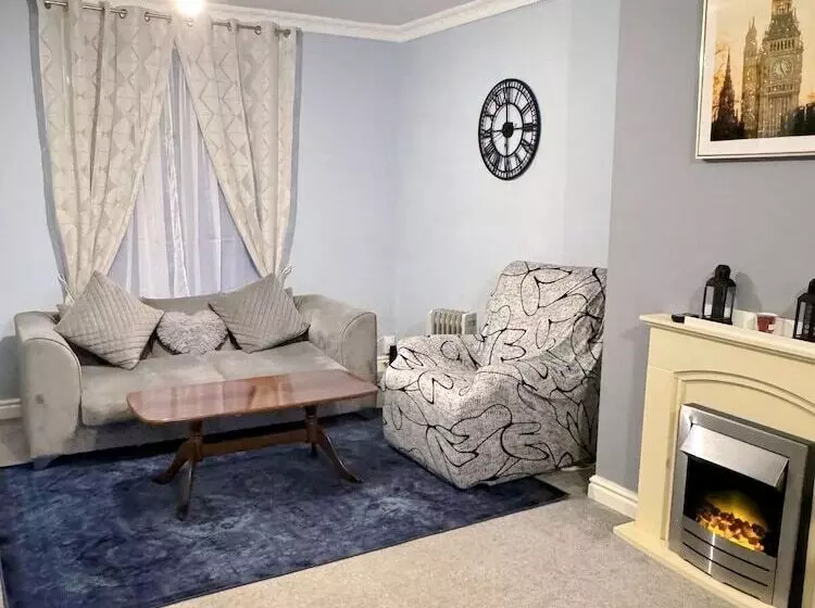اقامتگاه 3 Bed House In Portsmouth