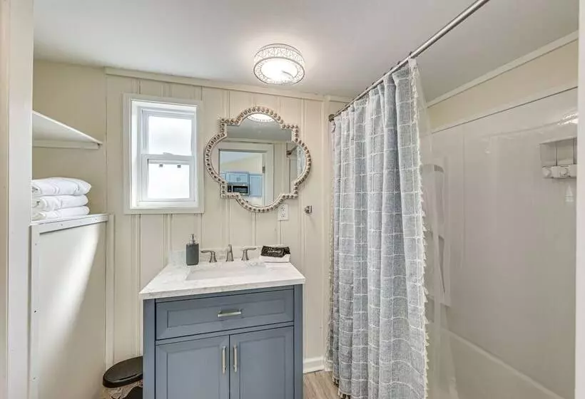 Waterfront Home On Lake Hamilton W/ Dock & 2 Decks