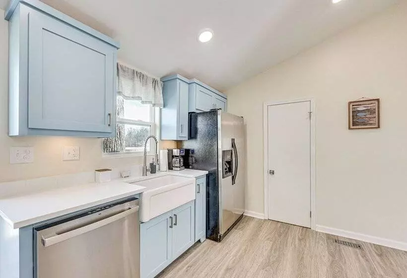 Waterfront Home On Lake Hamilton W/ Dock & 2 Decks