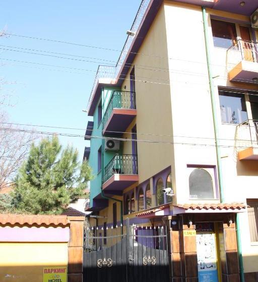 בית מלון כפרי Color