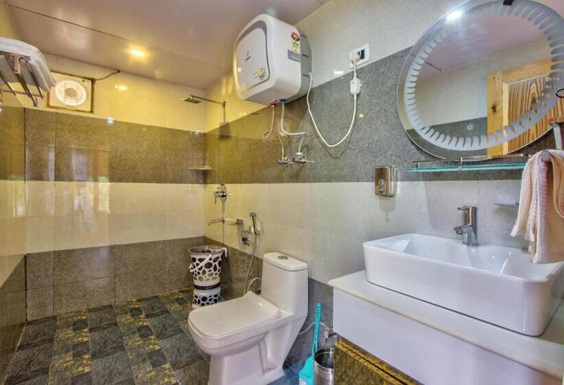 Отель Regal Retreat