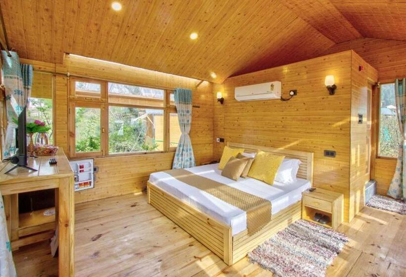 Отель Regal Retreat