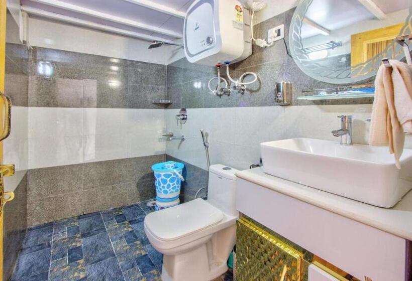 Отель Regal Retreat