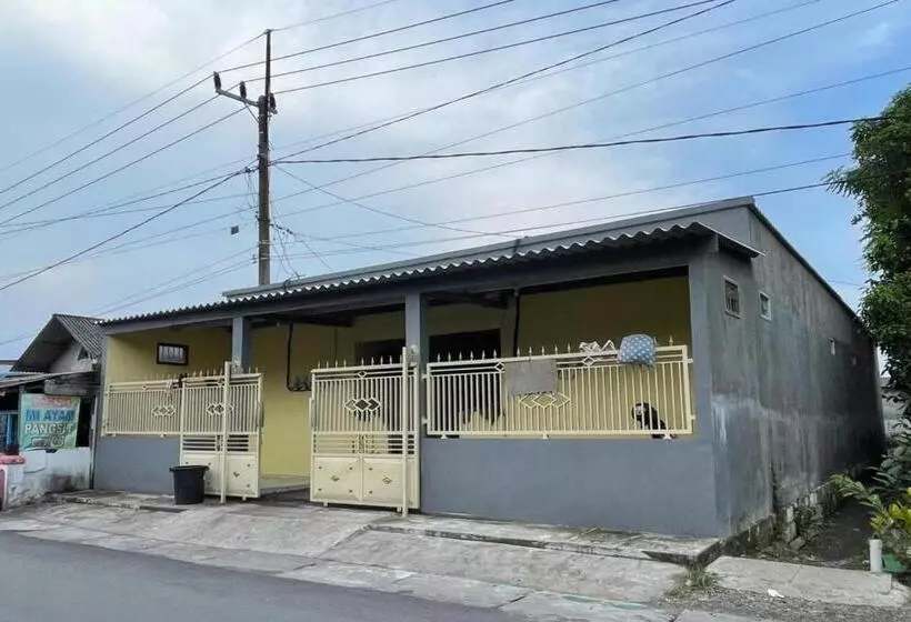 Hotelli Spot On 93879 Wunut Homestay Syariah