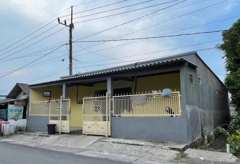 Hotel Spot On 93879 Wunut Homestay Syariah