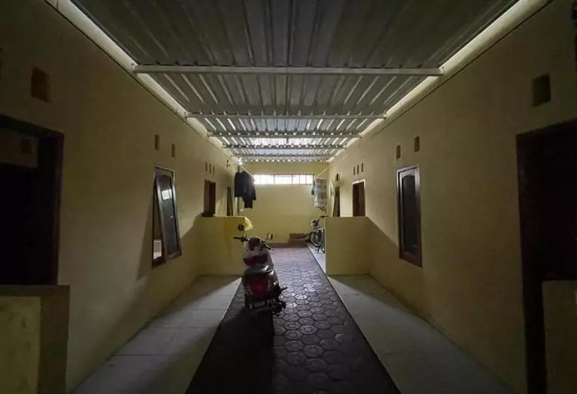 Hotelli Spot On 93879 Wunut Homestay Syariah