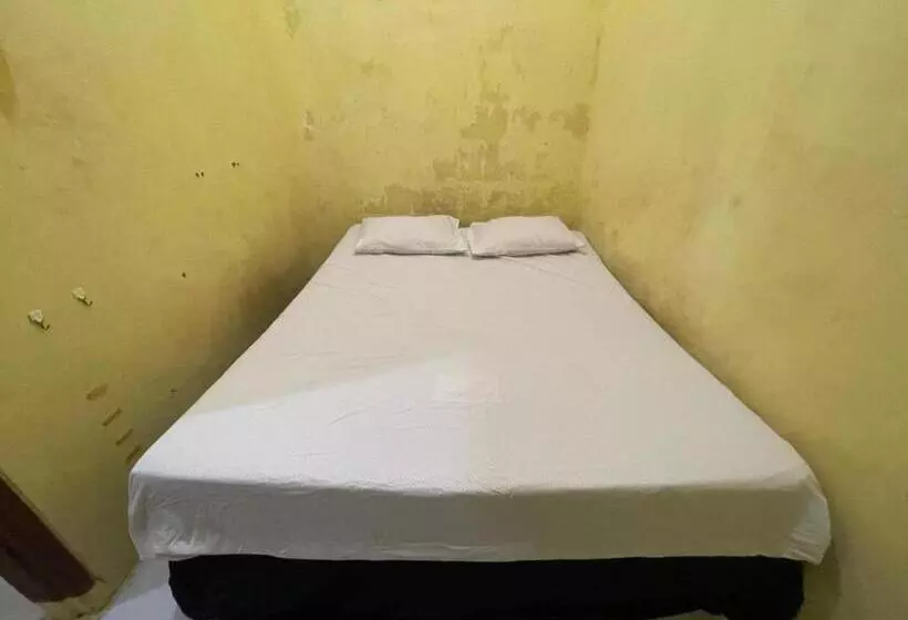 Hotelli Spot On 93879 Wunut Homestay Syariah