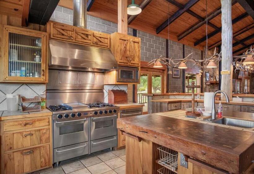 بنسيون Lantana Lodge