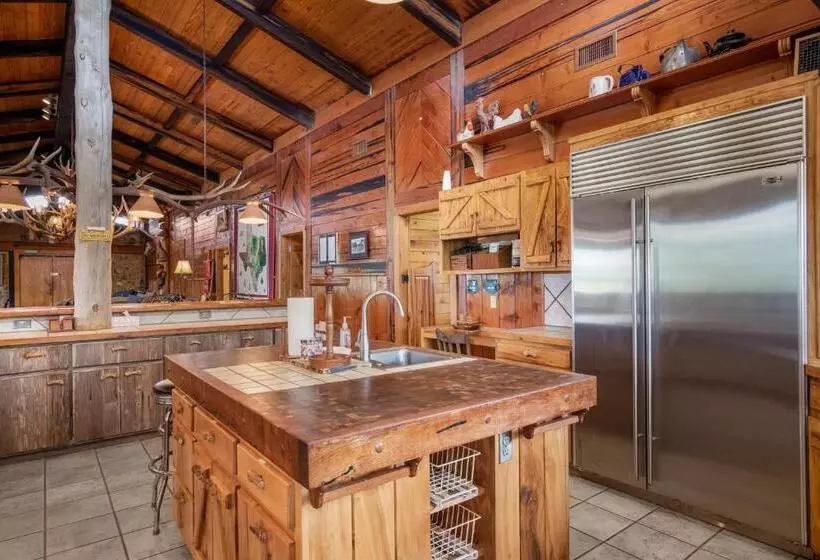 Majatalo Lantana Lodge