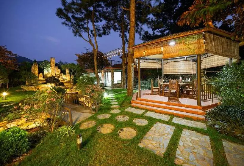 تختخواب و صبحانه Pine Ring Villa