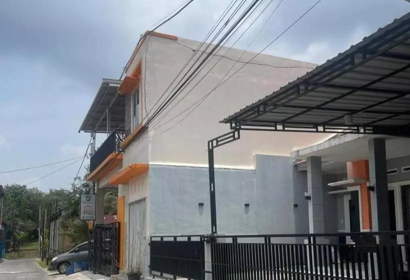 هتل Oyo 93850 Njy House Syariah