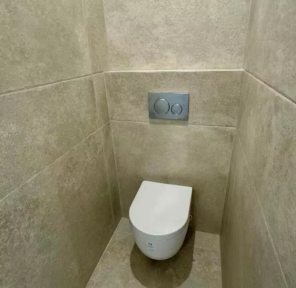 Majatalo Suite Avec Balcon, Kitchenette équipée, Douche, Baignoire, Wc Et Bureau