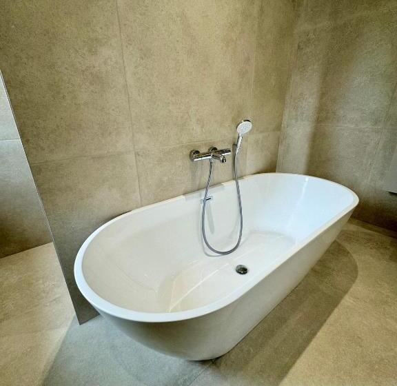 Пансион Suite Avec Balcon, Kitchenette équipée, Douche, Baignoire, Wc Et Bureau