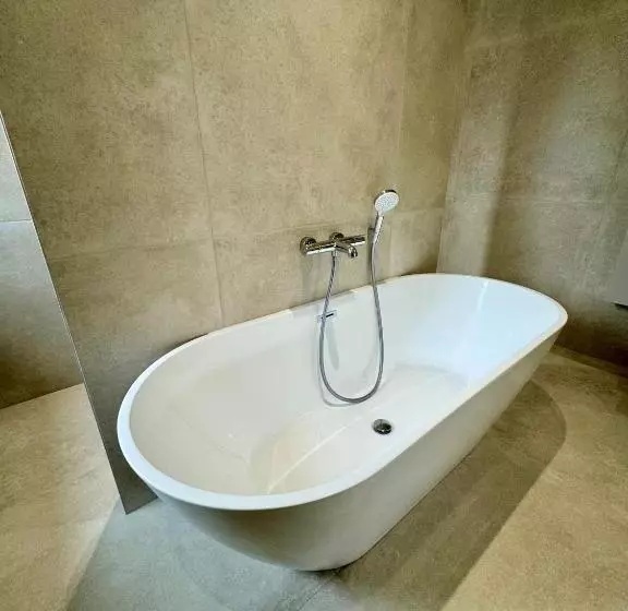 Majatalo Suite Avec Balcon, Kitchenette équipée, Douche, Baignoire, Wc Et Bureau