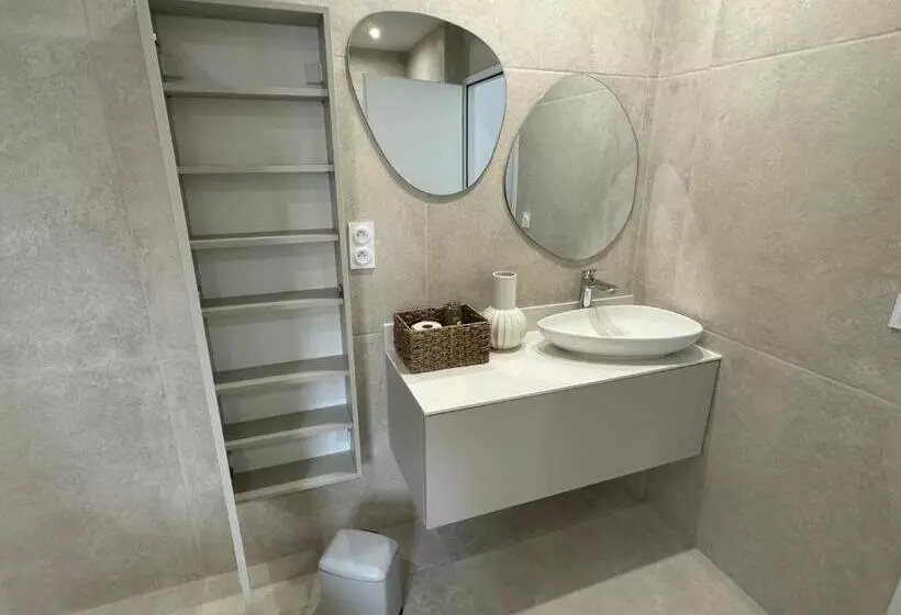 Majatalo Suite Avec Balcon, Kitchenette équipée, Douche, Baignoire, Wc Et Bureau