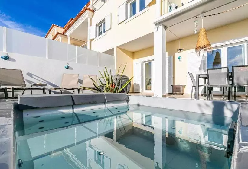 Majatalo Vibing & Liming Ericeira