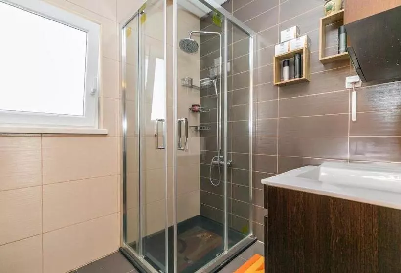 Majatalo Vibing & Liming Ericeira