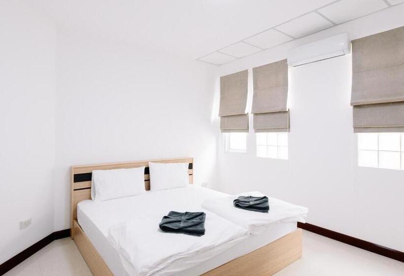 Red B Hostel, Cafe And Bar