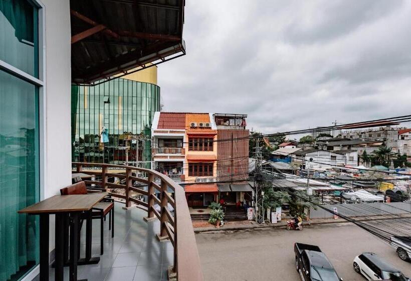 Red B Hostel, Cafe And Bar