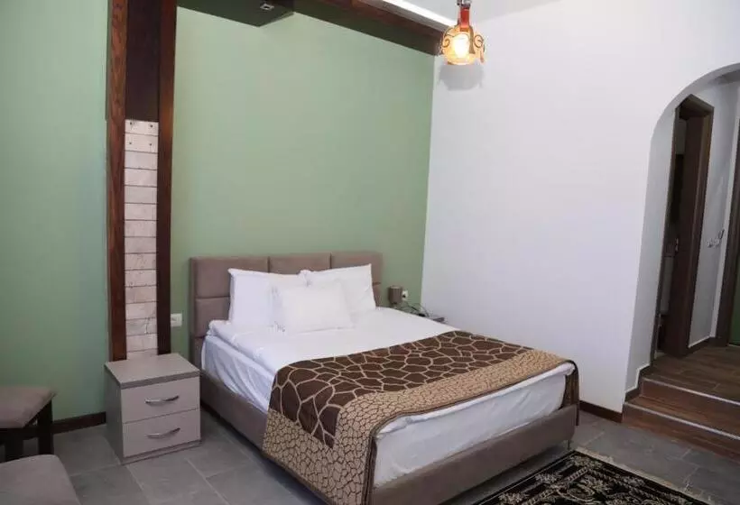 ホテル Pamja E Qyteteve