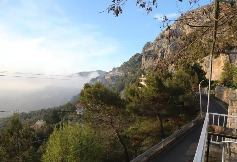 ホテル Pamja E Qyteteve