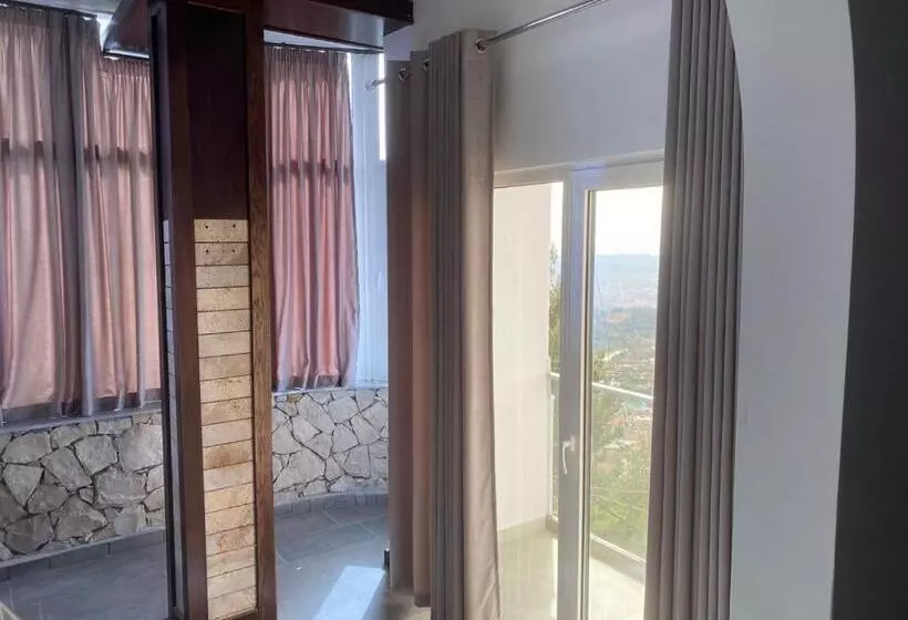 ホテル Pamja E Qyteteve