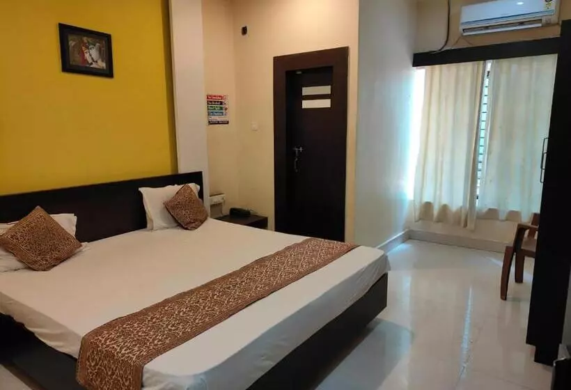 ホテル Senapati Residency