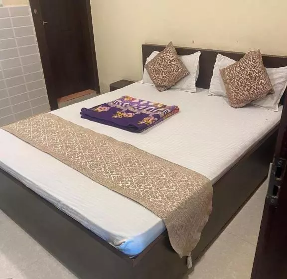 ホテル Senapati Residency