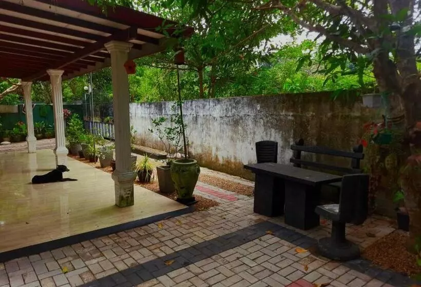 ペンション Tharush Swing Villa
