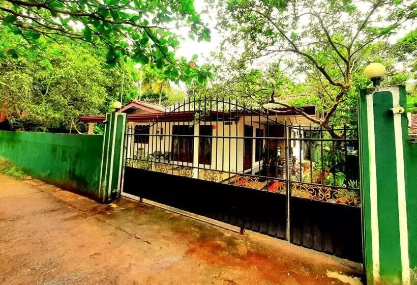 ペンション Tharush Swing Villa