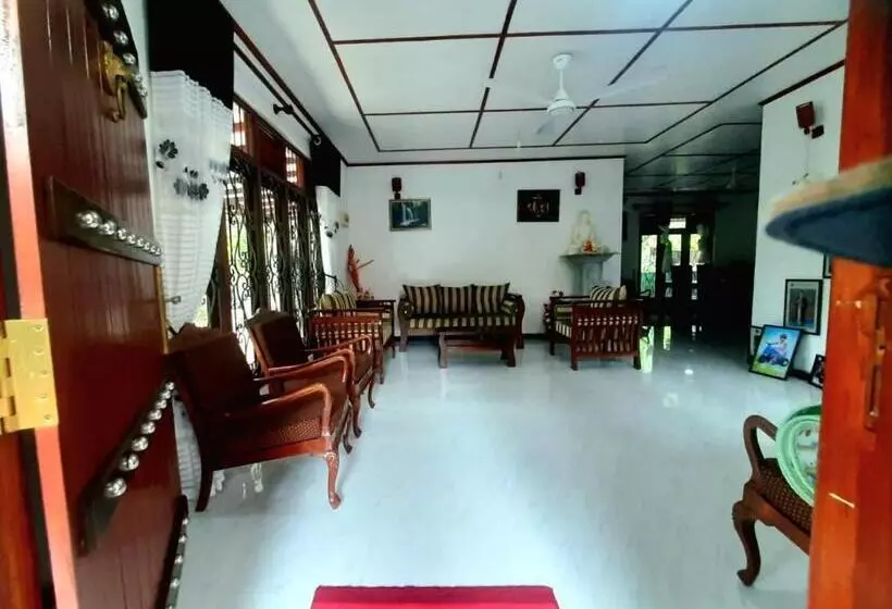 ペンション Tharush Swing Villa
