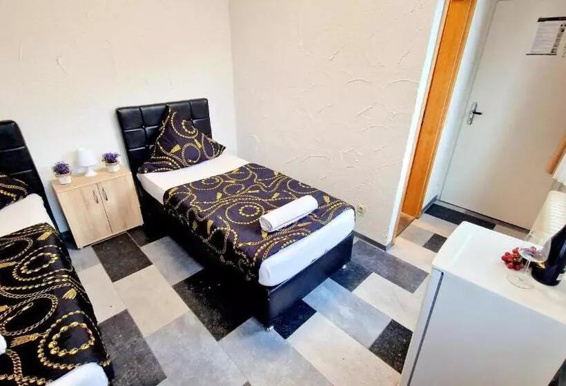 ホテル Zur Schönen Lau  Monteurzimmer