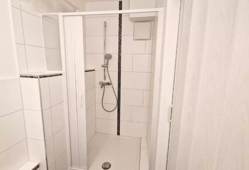 ホテル Zur Schönen Lau  Monteurzimmer
