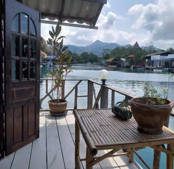 ペンション Jonnie S Riverside Resort