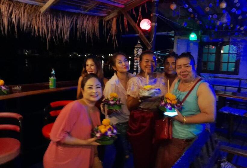 پانسیون Jonnie S Riverside Resort