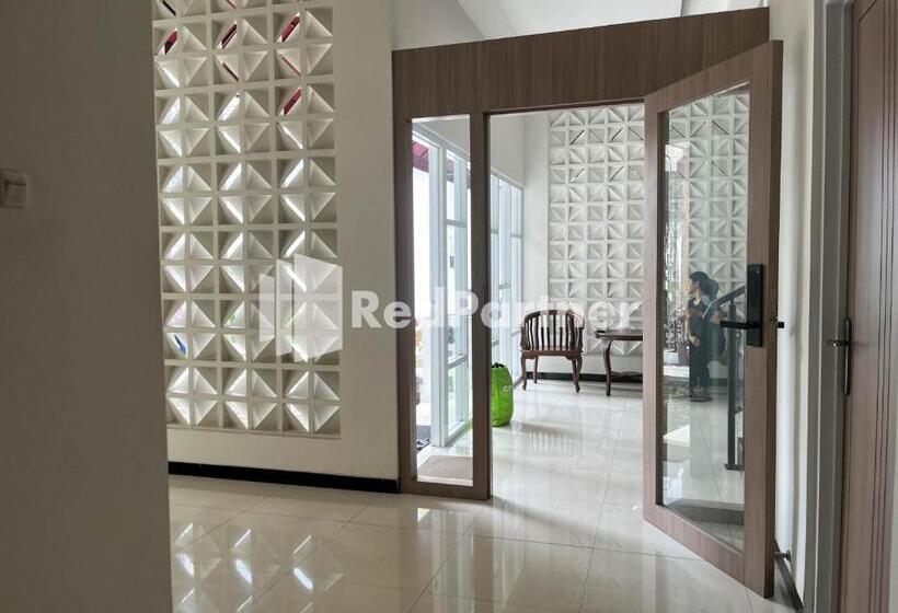 Hotel Griya Borobudur Malang Syariah Redpartner